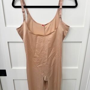 SPANXshape Invisible
Open-Bust Mid-Thigh Bodysuit size L